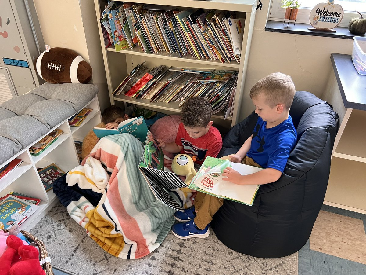 Friends sharing their love of reading📚