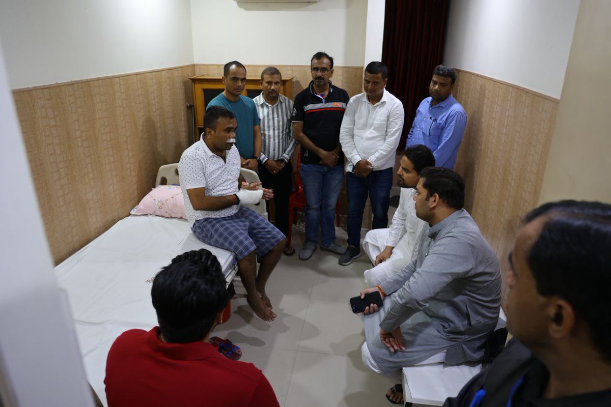 thisissanjubjp's tweet photo. आज मेरे विभाग के जिला बेसिक शिक्षा अधिकारी जौनपुर की लखनऊ आते समय उनके कार के दुर्घटनाग्रस्त होने की सूचना प्राप्त हुई तथा ग्लैक्सी हॉस्पिटल पहुचकर उनके स्वास्थ्य का कुशलक्षेम जाना एवं चिकित्सको से उनके स्वास्थ्य की जानकारी ली। https://t.co/c2g0LB6vob