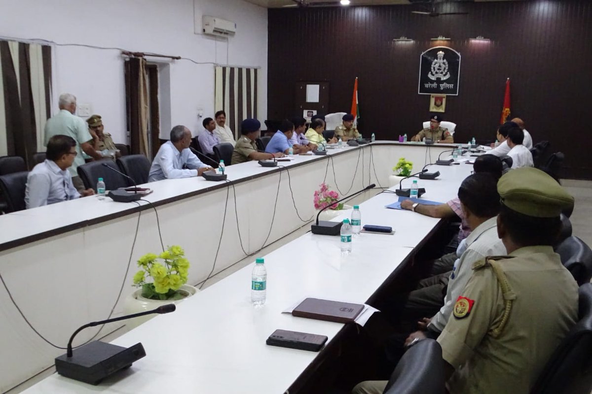 श्री भगत सिंह कोश्यारी जी, मा0 राज्यपाल महाराष्ट्र राज्य के जनपद बरेली आगमन के मद्देनजर #SSPBareilly द्वारा ड्यूटी में लगे प्रशासनिक अधिकारी/पुलिसकर्मियों के रिहर्सल के पश्चात पुलिस लाइन स्थित सभागार कक्ष में डीब्रीफिंग कर आवश्यक दिशा-निर्देश दिए गए। 
#UPPolice