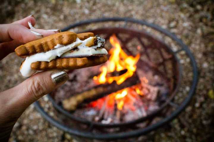 LilMissModel14's tweet photo. Bonfire s’mores are just the bestest❣️❣️ #PepsiSmores #Sweepstakes @pepsi https://t.co/UfGGChjL7T