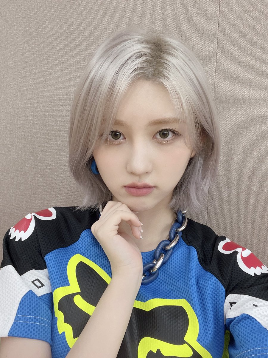 kimgeaul's tweet photo. Blue and black fits illuminated by silver locks, as if a pleasant breeze on your warm afternoon. I am the fallen angel who emerges just as the night sky is blessed by hell. This has been you very own desirable senior, Gaeul. https://t.co/kRUmKBaWDn