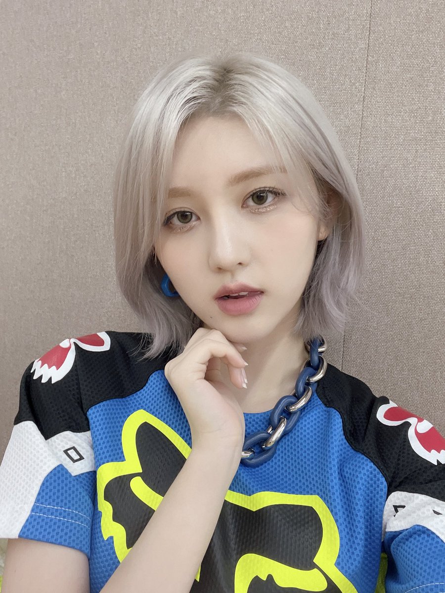 kimgeaul's tweet photo. Blue and black fits illuminated by silver locks, as if a pleasant breeze on your warm afternoon. I am the fallen angel who emerges just as the night sky is blessed by hell. This has been you very own desirable senior, Gaeul. https://t.co/kRUmKBaWDn