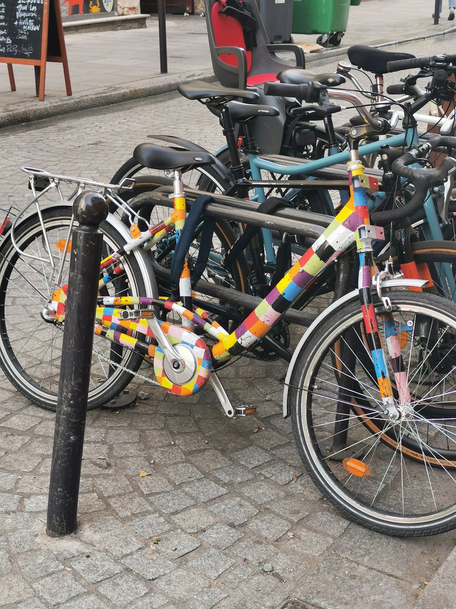 Badalssim's tweet photo. Ma veille #velopop du jour : le bike d'Elmer et l'inscription No Bike dans une rue piétonne https://t.co/bfE7j4oBFh