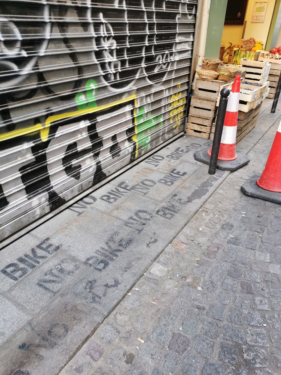 Badalssim's tweet photo. Ma veille #velopop du jour : le bike d'Elmer et l'inscription No Bike dans une rue piétonne https://t.co/bfE7j4oBFh
