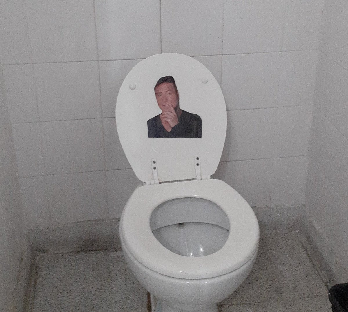 rmboster0's tweet photo. me encontré esto en el baño del colegio https://t.co/hUJgTLZY90