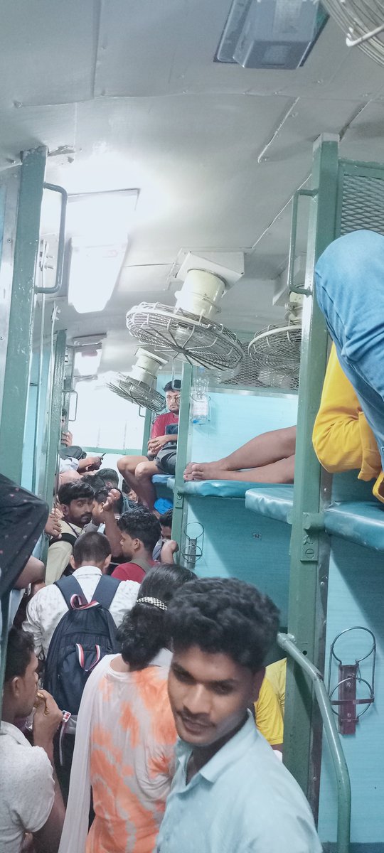 nitish402's tweet photo. @RailwaySeva 
रात का सफ़र है ट्रेन no 14224 में कोच नम्बर S3 में बहुत सारा बेटिकट यात्री और असामजिक तत्व के लोग सवार होकर हल्ला गुल्ला कर रहा है अभी तक कोई भी चेकिंग स्टाफ नही आया है
रात्रि में यात्री की सुरक्षा कैसे होगा
@AshwiniVaishnaw https://t.co/TUT3pfbkLU