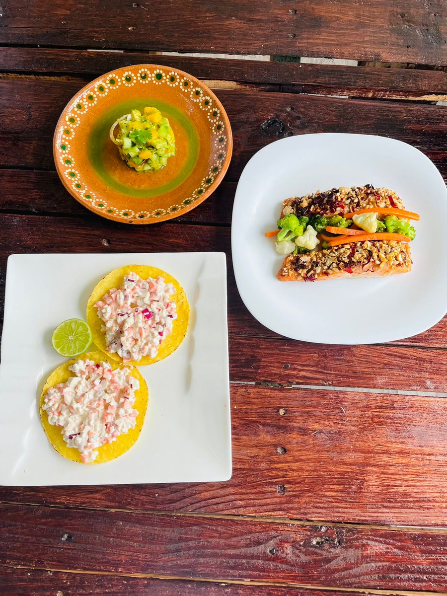 UGMNorte's tweet photo. Gastronomía del Mar🍤🍣
Salmón en costra de variedad en cacahuate, camarones a la plancha y una entrada a elegir son los platillos que realizaron los chicos de Gastronomía 701 🍴🍱🦪
 #OrgullosamenteUGMNorte #HazloPorTi #PozRica #UGMNorte #Asciende #SoyChef https://t.co/zoRZC6mwWL