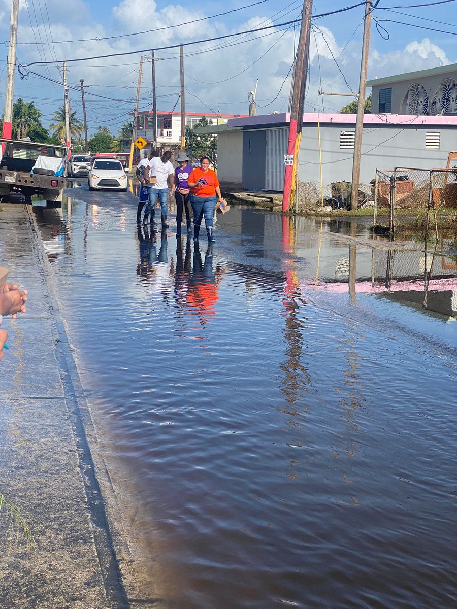 taniaqueque's tweet photo. Así distribuyó ayudas ayer mi equipo de trabajo de @tsalud. Ayer, a 3 días de #HuracanFiona el agua aún NO había bajado en múltiples comunidades en Loiza. Aún así #Loiza se quedó fuera del mapa de zonas de desastre de @FEMAespanol

#HurricaneFiona #AmendTheMap #tallersalud https://t.co/gaZp0hX8MR