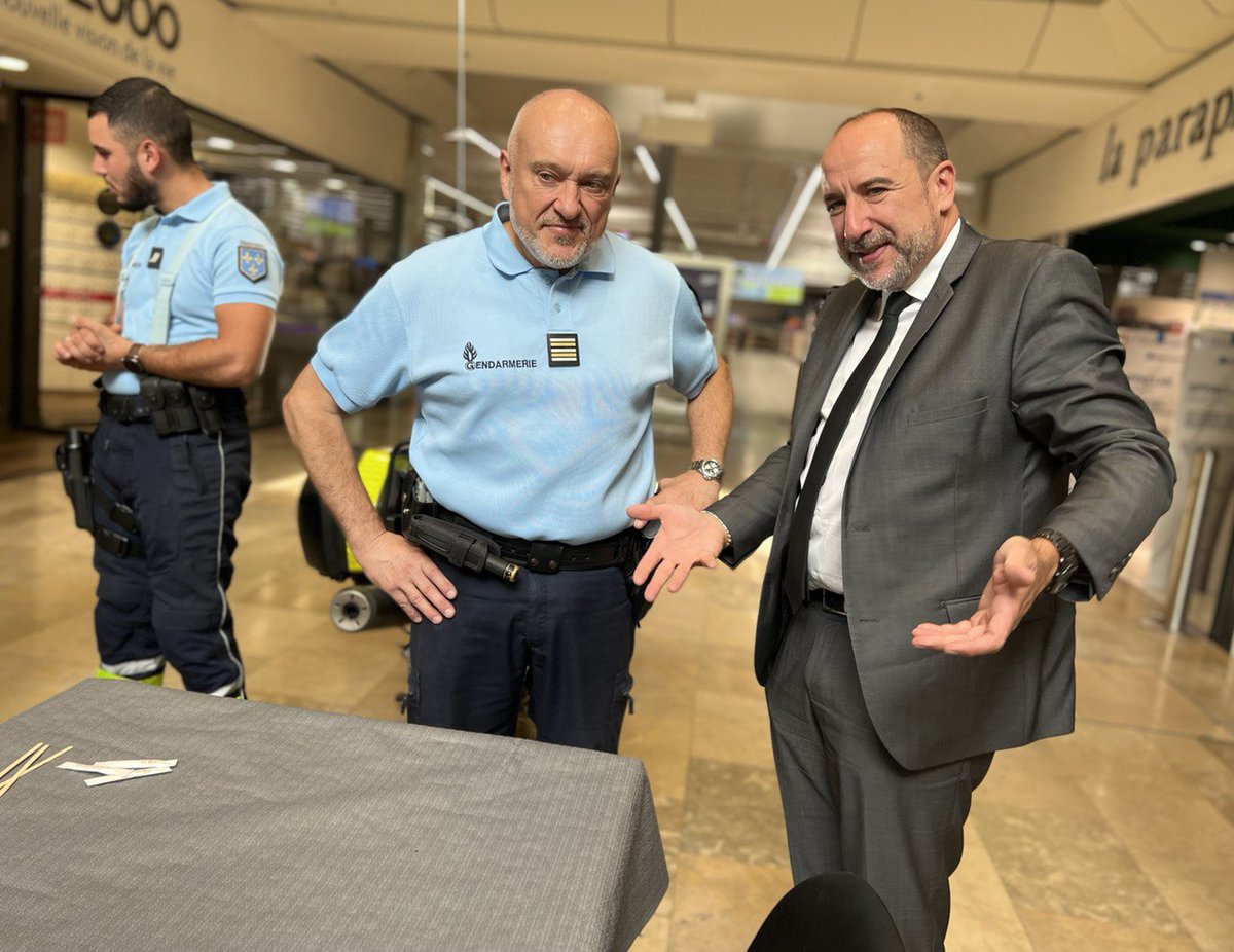 DDaSilva95's tweet photo. 3e édition des jeudis de l'#emploi au Ccial #MoDo autour des métiers des services à la personne et de la #securite. 

Un merci tout particulier aux agents @pole_emploi du #Valdoise pour leurs actions continues de terrain visant à répondre aux tensions sur le marché du #travail. https://t.co/X9JlpHXVUC