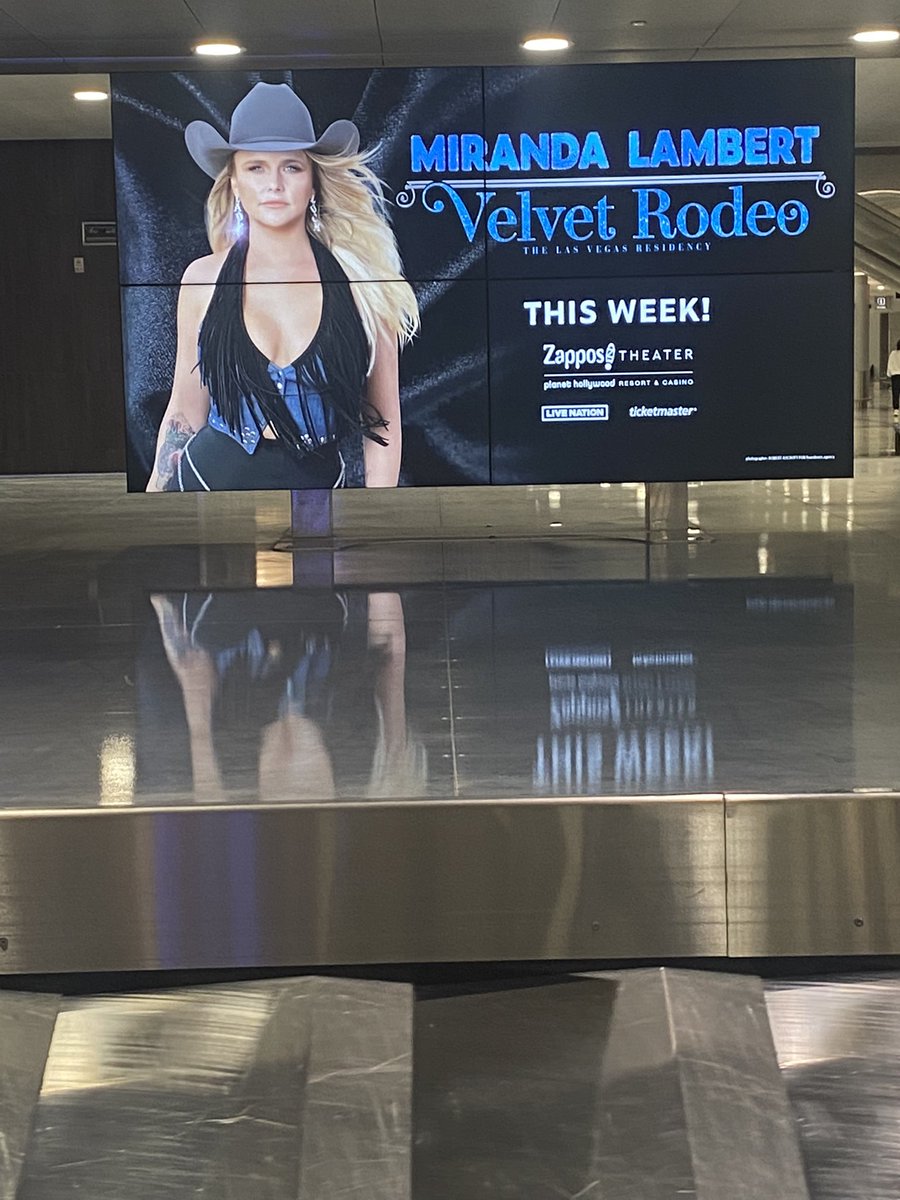 canucklover77's tweet photo. At the baggage claim!! 🎼 Velvet Rodeo bound !!!! Yeee Hawww !! 🤠❤️🙌🏼🤠@mirandalambert @ZapposTheater https://t.co/mHSCVb1Bz2