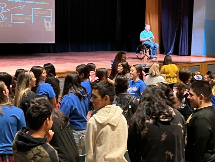 BuenaVistaISD's tweet photo. Thank you @TysonDever for coming and sharing your story with our kiddos. Expectations and believing in yourself! #ALLIN #BuildTheDream https://t.co/h0Rkn2tCla