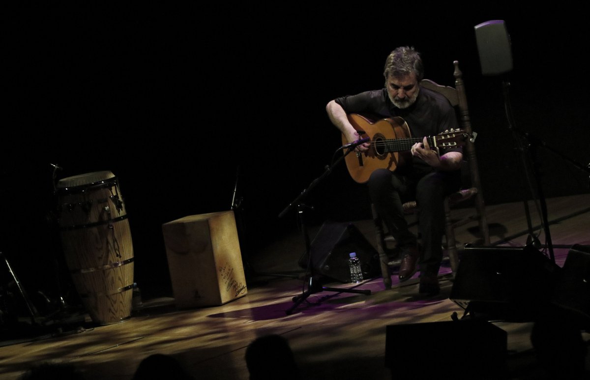 EvaYerbabuena's tweet photo. Cuando tenía ocho años, su padre, Luis Franco, puso un guitarra en sus pequeñas manos... Y desde entonces no ha dejado de acariciar sus cuerdas. Para su deleite (he visto pocas personas disfrutar tanto mientras trabaja) y también para el nuestro. (+) https://t.co/uaiZA4f1Gd