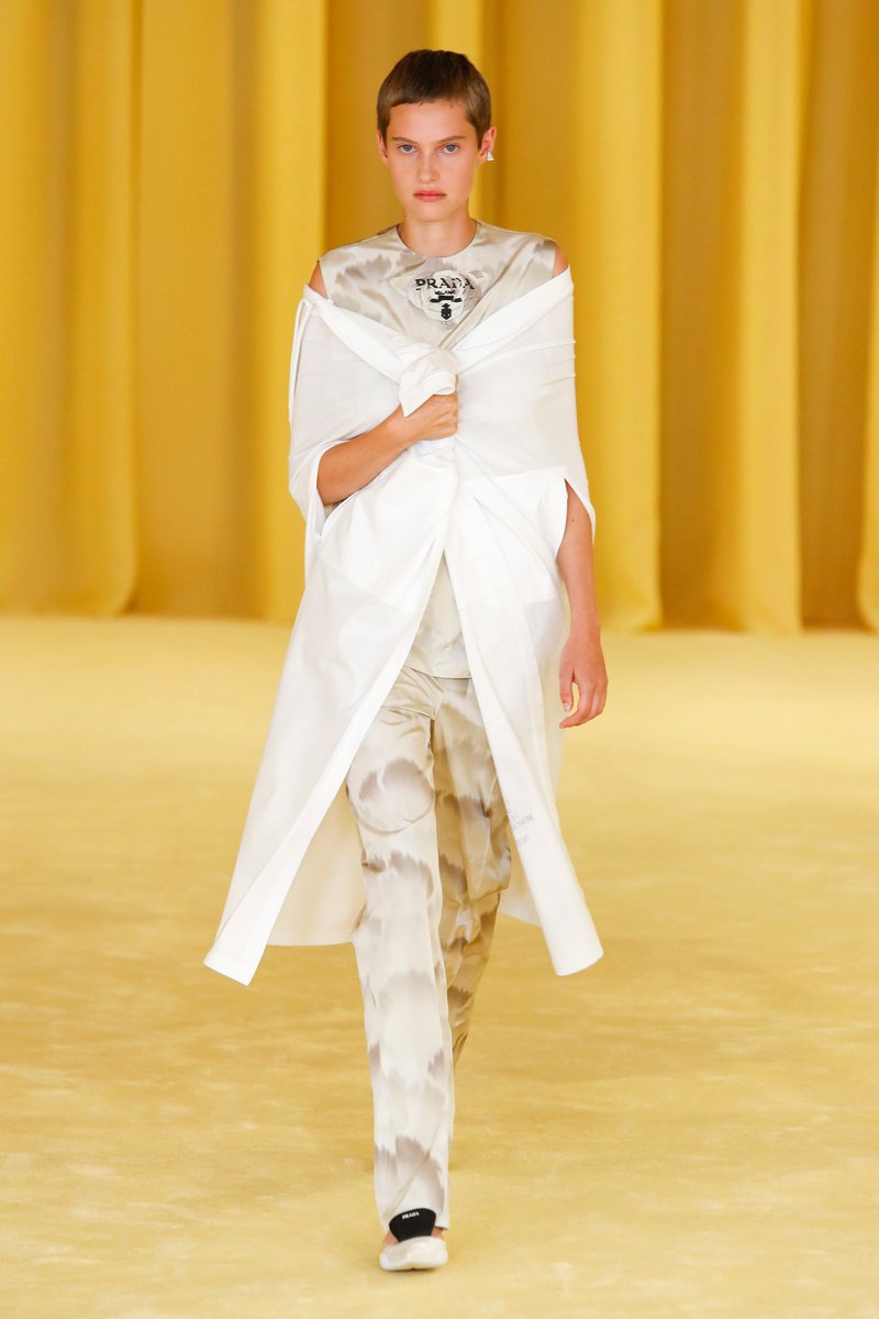 mitchomezzomo's tweet photo. “why are holding your coat like that?” - sorry it’s a prada thing https://t.co/V5XuS7cvcG