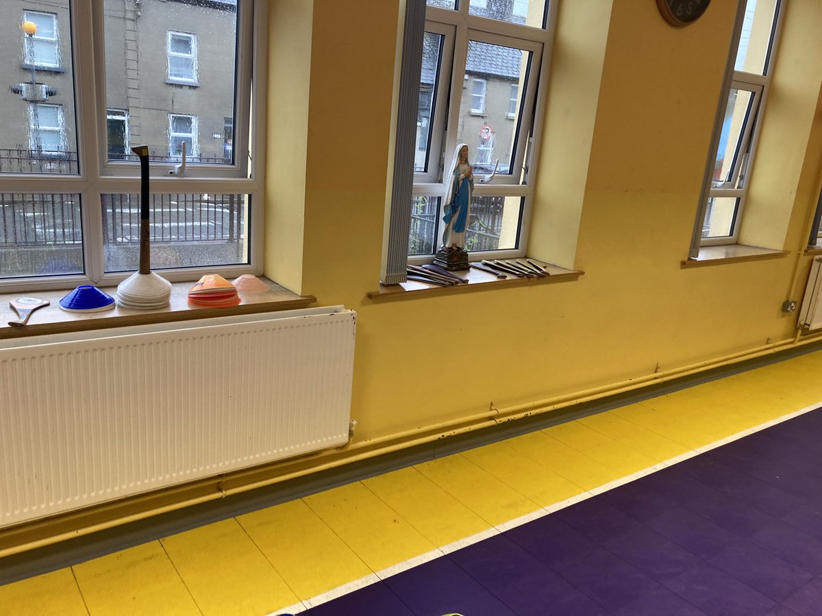 MonahanAl's tweet photo. Great to be back coaching in the Faythe school today . All ready to go in the hall as it was spilling rain outside. Great to have the @faytheharriers colours on display in the special rubber sports floor. #buildinglinks #camΓ‘nEverybody https://t.co/uubBwqjznY