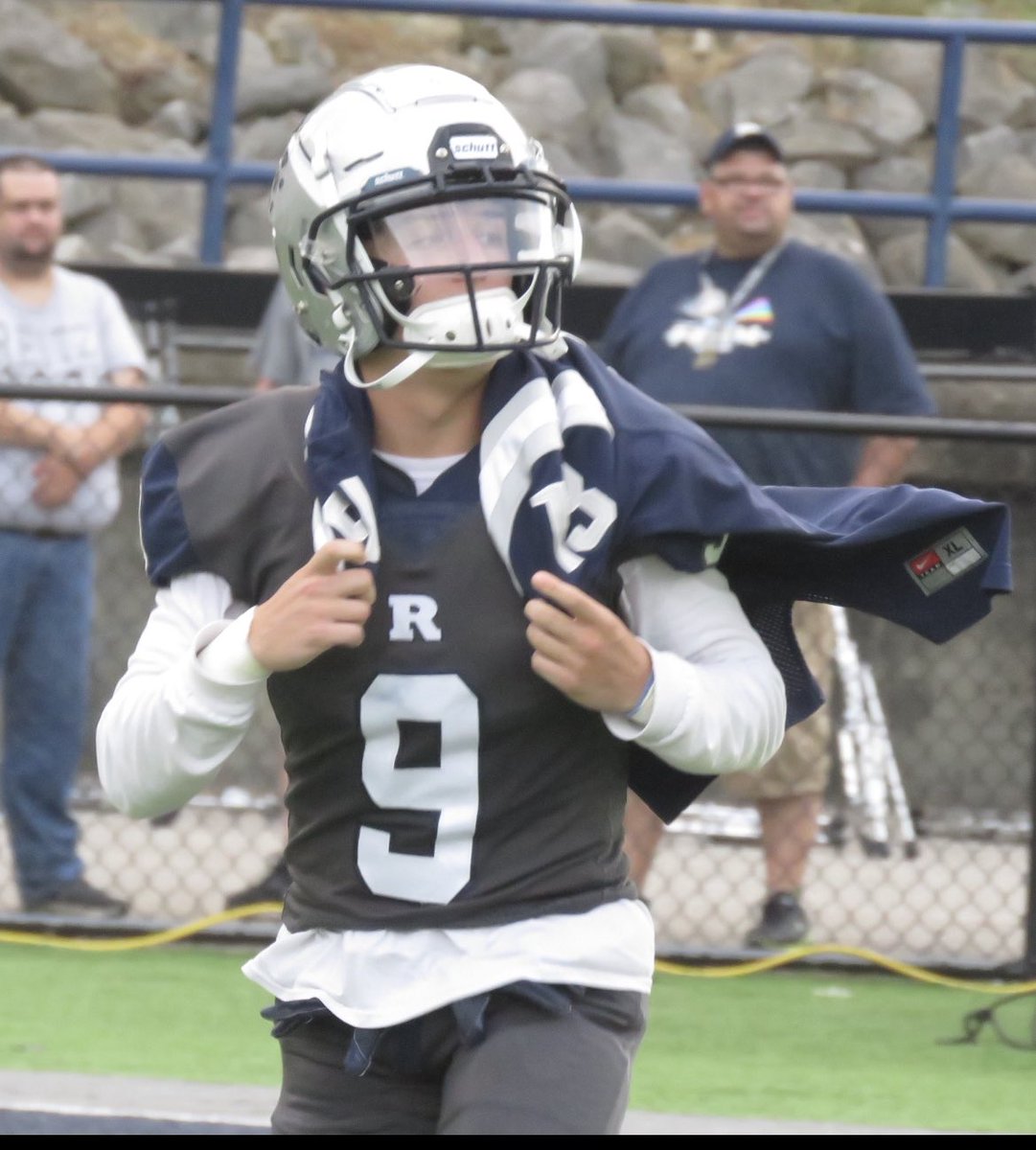 BbalEvv's tweet photo. 🏆🏈 PLAYER OF THE WEEK 🏈🏆

Roland Vera Jr. - (Reitz)

The Reitz Jack-of-All-Trades filled in at QB and threw not 1, not 2, not 3, but FOUR TD’s the Panthers blowout win over Central. Throw in a 5th TD on the ground (7 car, 40 yds, TD) &amp; he is your 812hoops Player of the Week. https://t.co/CWjoiKQhWv