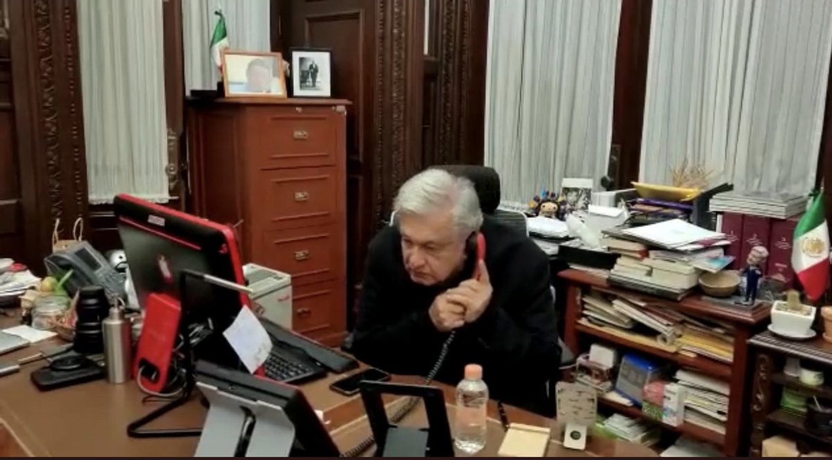 PedroFerriz's tweet photo. Esta foto arroja muchos datos:
AMLO vive así.
Acumula pendientes.
Improvisa.
No le importa reflejar su desmadre.
Piensa que da la impresión que trabaja mucho.
Y lo más importante. Así esta el país. https://t.co/5esifeKxZk