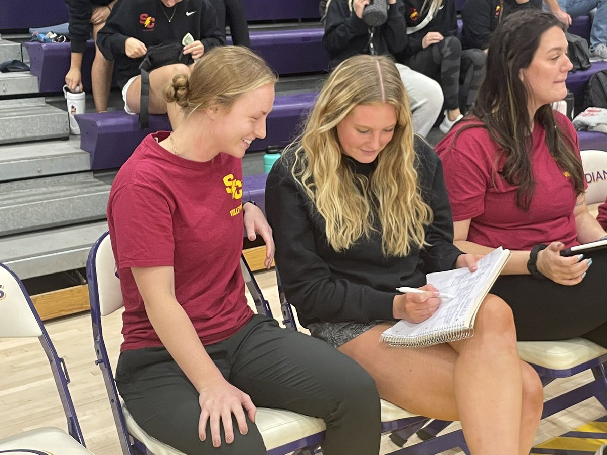 Internships should be more than just set up and tear down 

We want our interns to get the full experience in their time with us, that includes game day

Intern <a href="/avery_stock/">Ave</a> got to experience <a href="/SimpsonVB/">Simpson Women's Volleyball</a> big W last night from the sidelines, learning the sport up close and personal