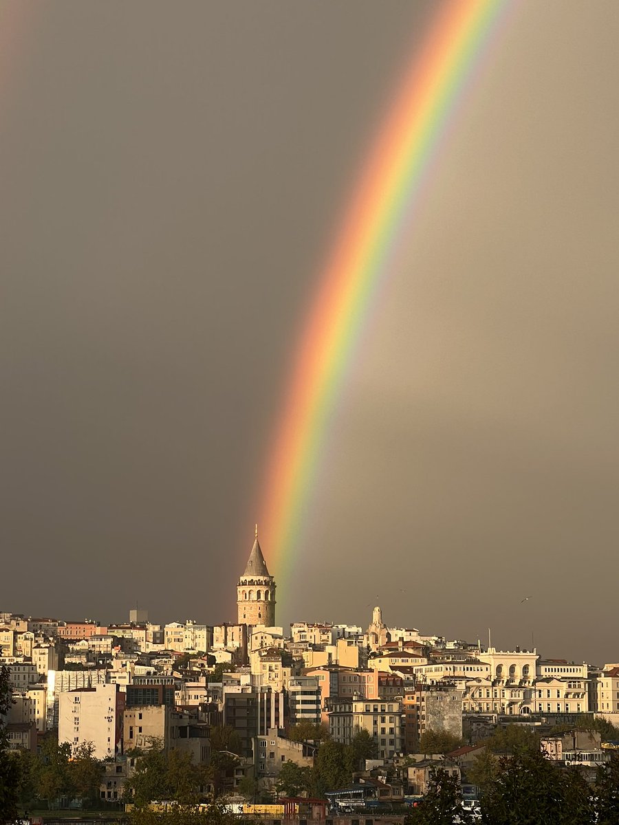 Yakalamak için terasa küçük bir depar attım ve sonuç... İstanbul’da sonbahar 🤩🌈
