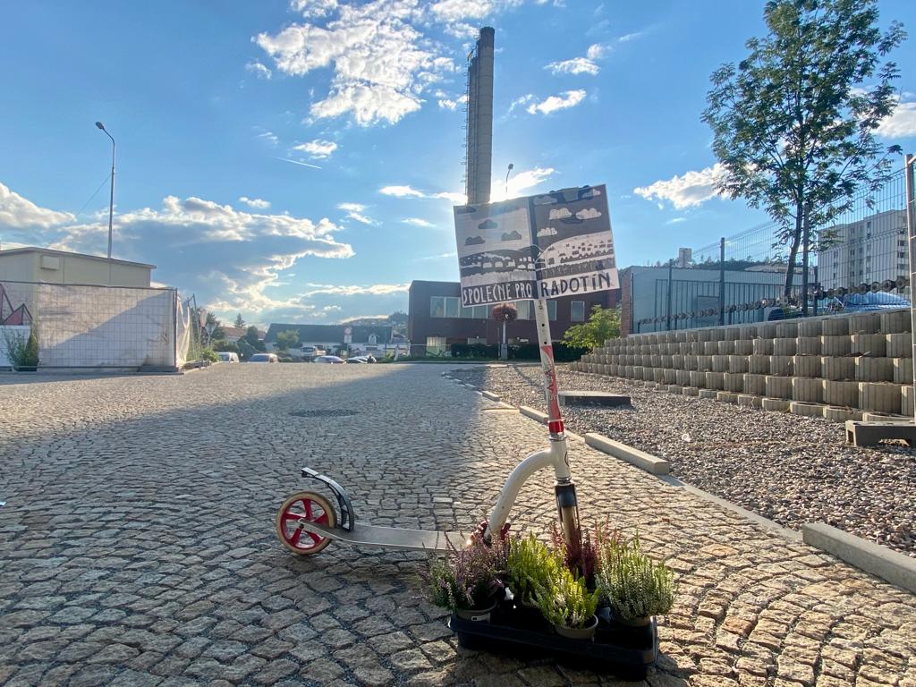 SpoluProRadotin's tweet photo. Zatímco květiny na jedno použití, které vypadají pěkně na fotografii, ale za dva dny vám ve váze povadnou, vřes vám při dobré péči bude domov zpříjemňovat roky. https://t.co/a1kzLpsiaT