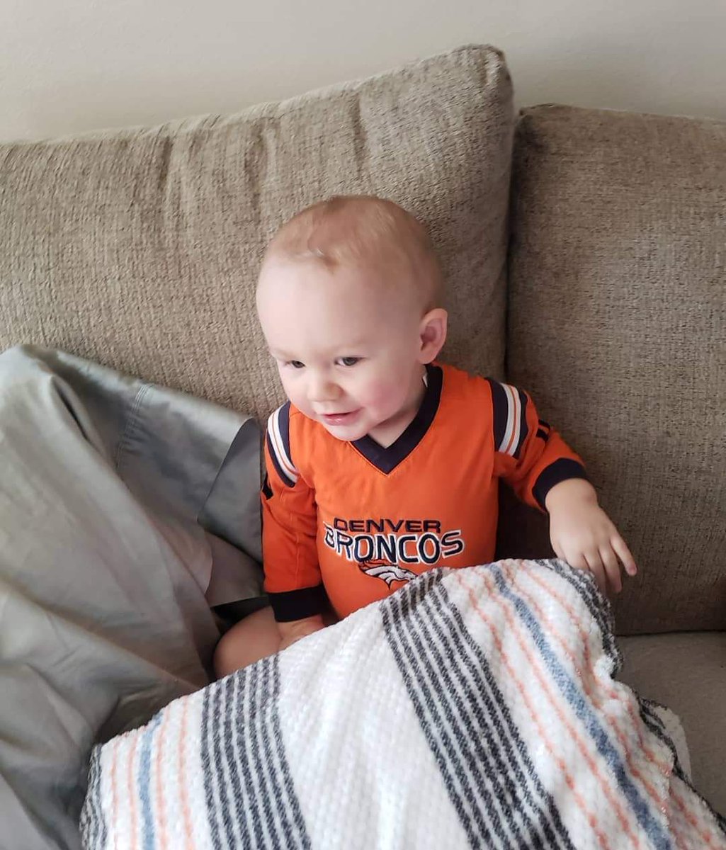KCar0726's tweet photo. #ThrowbackThursday Spencer's #HouseDivided edition!
😍❤🏈💛 #49ers #49erFaithful #NinerEmpire #FTTB
💙🏈🧡 #BroncosCountry #ColoradoBorn #BroncosFootball https://t.co/qPhHmQ9XsP