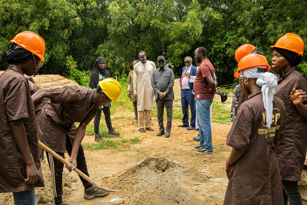 Signature de convention de partenariat avec PMCE Consulting de M. <a href="/BABACARDIEYE_SN/">Babacar DIEYE</a>  qui renouvelle son engagement à accompagner l'ISEP dans l'alternance des apprenants et l'insertion des diplômés, dans les domaines #infrastructures &amp; #agrobusiness
#partenariat #formation #senegal