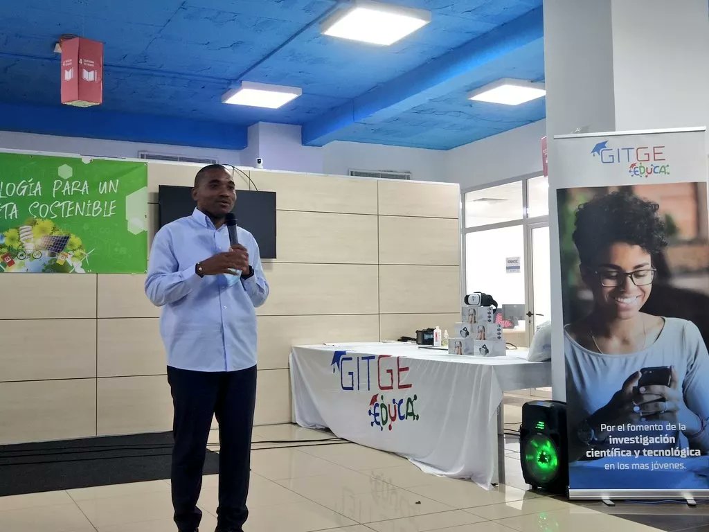 autoclax's tweet photo. Sr.@NchasoOscar en la jornada tecnológica de @identicge. Certificamos las habilidades adquiridas de varios estudiantes, a través de nuestra plataforma digital de cursos, resultado de la colaboración @GITGE1-@HubDreams para apoyar el proyecto #GigteEduca 🇬🇶 

#EcosytemBuilders💡🚀 https://t.co/iuumLs9E0d