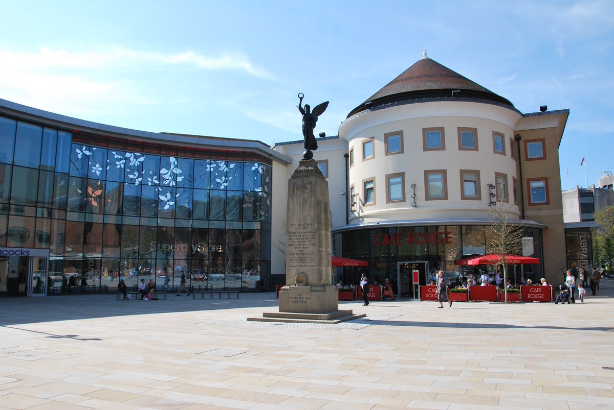 MitsunekoLucky's tweet photo. ［影より出づる者］ウォーキングの建物はウォーキングのジュビリー・スクエア (Jubilee Square)。ジュビリー・スクエアはチャーチ・ストリート・イースト、マーシャ・ウォーク、マーケット・ウォークの交差する場所にあります。銅像は 『大戦の碑』 (Great War Monument)。#ミストレ #ミストレ２周年 https://t.co/LiY2lQ2PIG