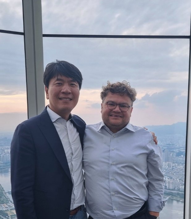 Unterzeichnung einer Kooperationsvereinbarung zwischen Fraunhofer IKTS, der Provinz Gyeongsangbuk-do sowie der Stadt Gumi zum Thema "Industrial Metaverse".
Die Stadt Gumi ist das Koreanische HighTech Zentrum, in der z.B. Samsung die Galaxy Smartphones und LG Displays  produziert.