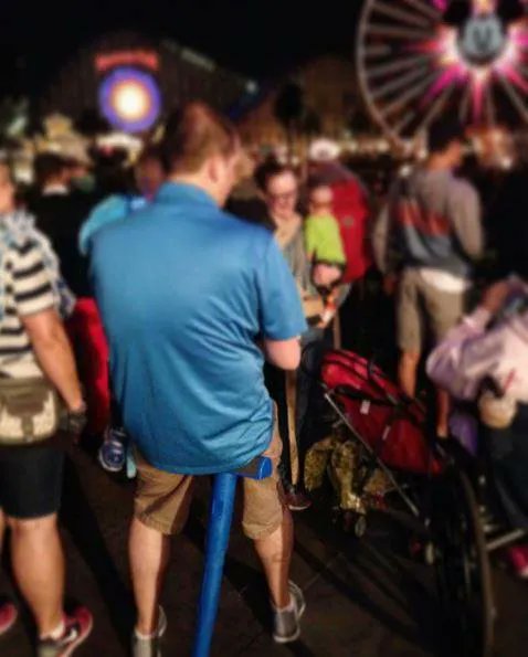 SitGoSeat's tweet photo. Standing in place can be painful on the lower back. A small rest makes all the difference. #backpain #strongback #tiredlegs #standing #lowerback #lowerbackpain #mickeymouse #ferriswheel #worldofcolor #disney #rest #sitgo #sitgoseat https://t.co/jdfYfzvpTl