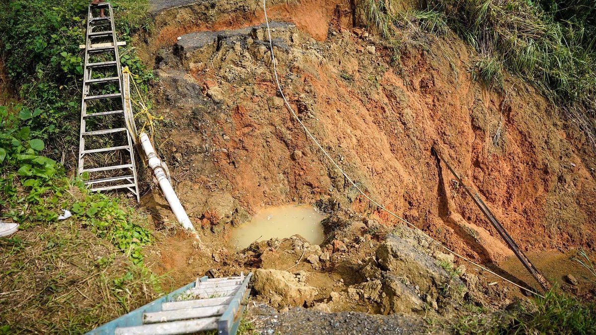 jaompr's tweet photo. El gobierno de PR tiene más de 40,000 millones disponibles en fondos de recuperación.Hoy el gobernador y la alcaldesa de Aguas Buenas llevaron escaleras a una familia del sector Ucares de ese municipio para que tuvieran un “camino seguro” por el cual pasar. 

Esta gente nos odia. https://t.co/lIv2eGIO4H