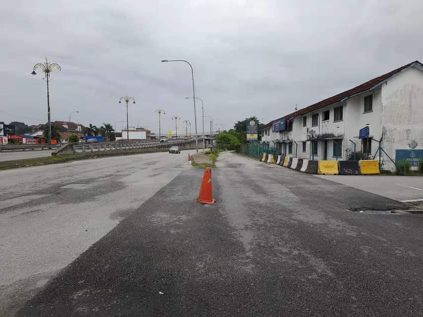 DysonJin's tweet photo. @infrasel_kjp Lubang yang bahaya!Berdekatan dengan Polis Trafik Klang Selatan
#JalanSagaTamanSelatan #Klang https://t.co/58RTA7Edfi