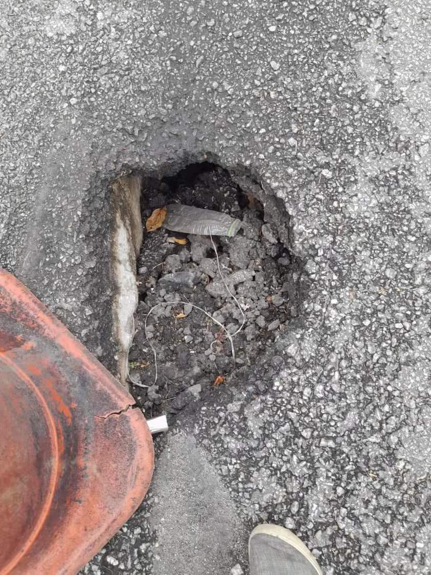DysonJin's tweet photo. @infrasel_kjp Lubang yang bahaya!Berdekatan dengan Polis Trafik Klang Selatan
#JalanSagaTamanSelatan #Klang https://t.co/58RTA7Edfi