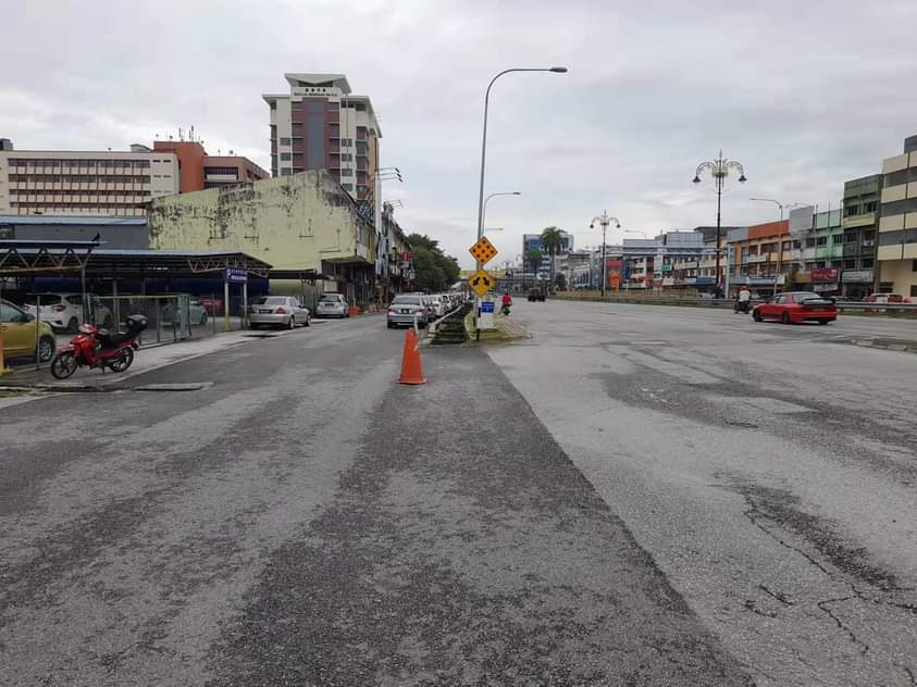 DysonJin's tweet photo. @infrasel_kjp Lubang yang bahaya!Berdekatan dengan Polis Trafik Klang Selatan
#JalanSagaTamanSelatan #Klang https://t.co/58RTA7Edfi