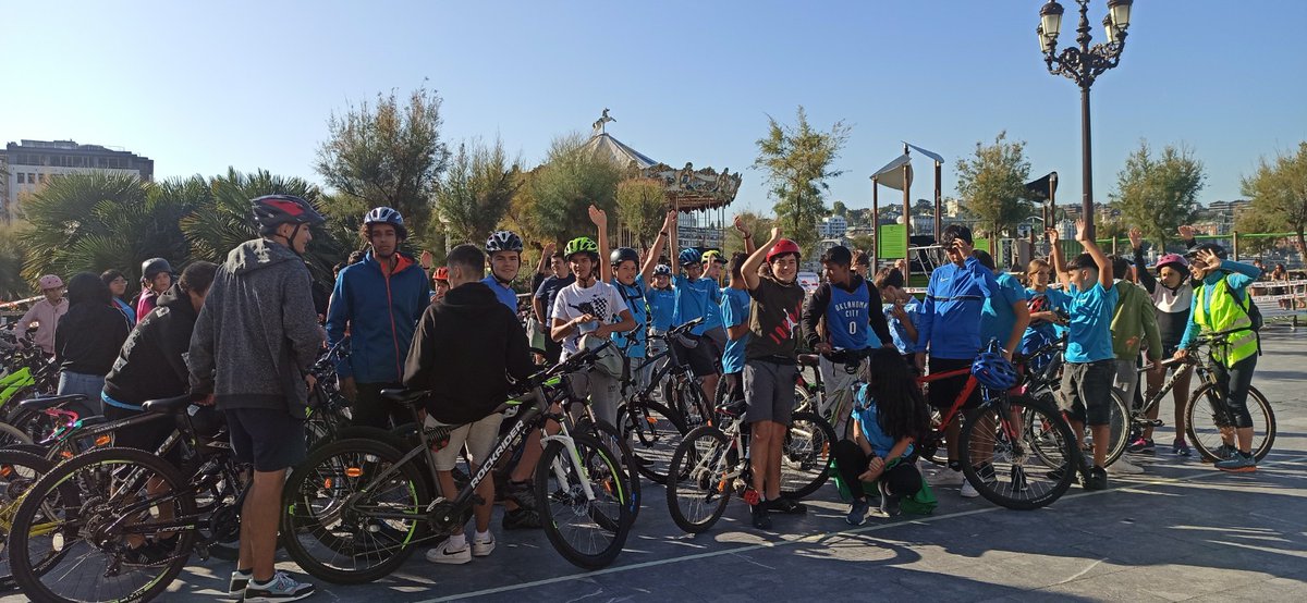 MRE_Eskola's tweet photo. EUS - Gaur, Maria Reina Eskolako DBHko ikasle eta irakasleek Mugikortasunaren Astean parte hartu dugu.

ES - Hoy, alumnos y profesores de ESO hemos participado en la Semana de la Movilidad.
#mugikortasunarenastea https://t.co/XRsA3VFrQ9