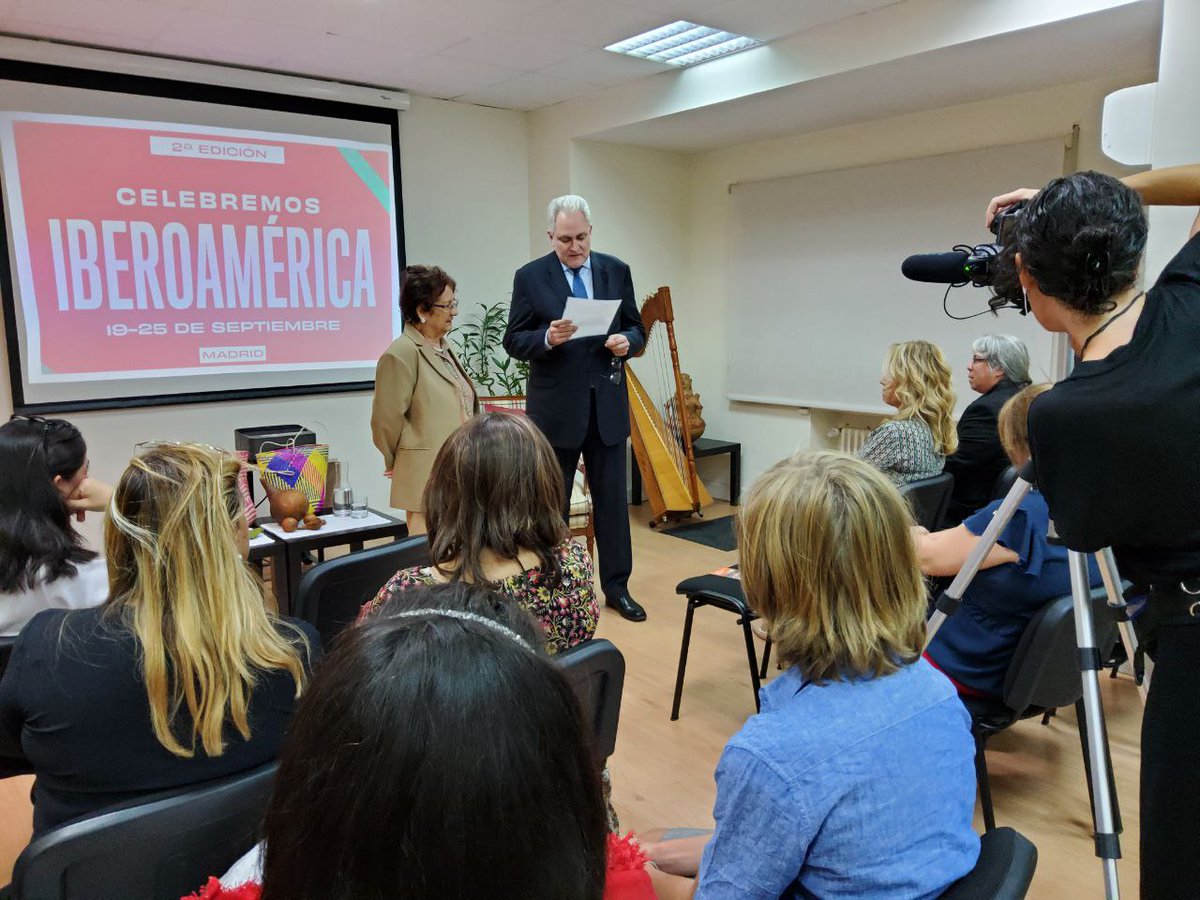 EmbaparEspana's tweet photo. La experta en etnogastronomia y autora del libro #poytáva, Graciela Martínez ya se encuentra en plena charla sobre el Mestizaje gastronómico del Paraguay evento enmarcado en el Festival Celebremos Iberoamericano organizado por @EspacioOEI y las Embajadas Iberoamericanas #cibfest https://t.co/0zhBJYnQUs