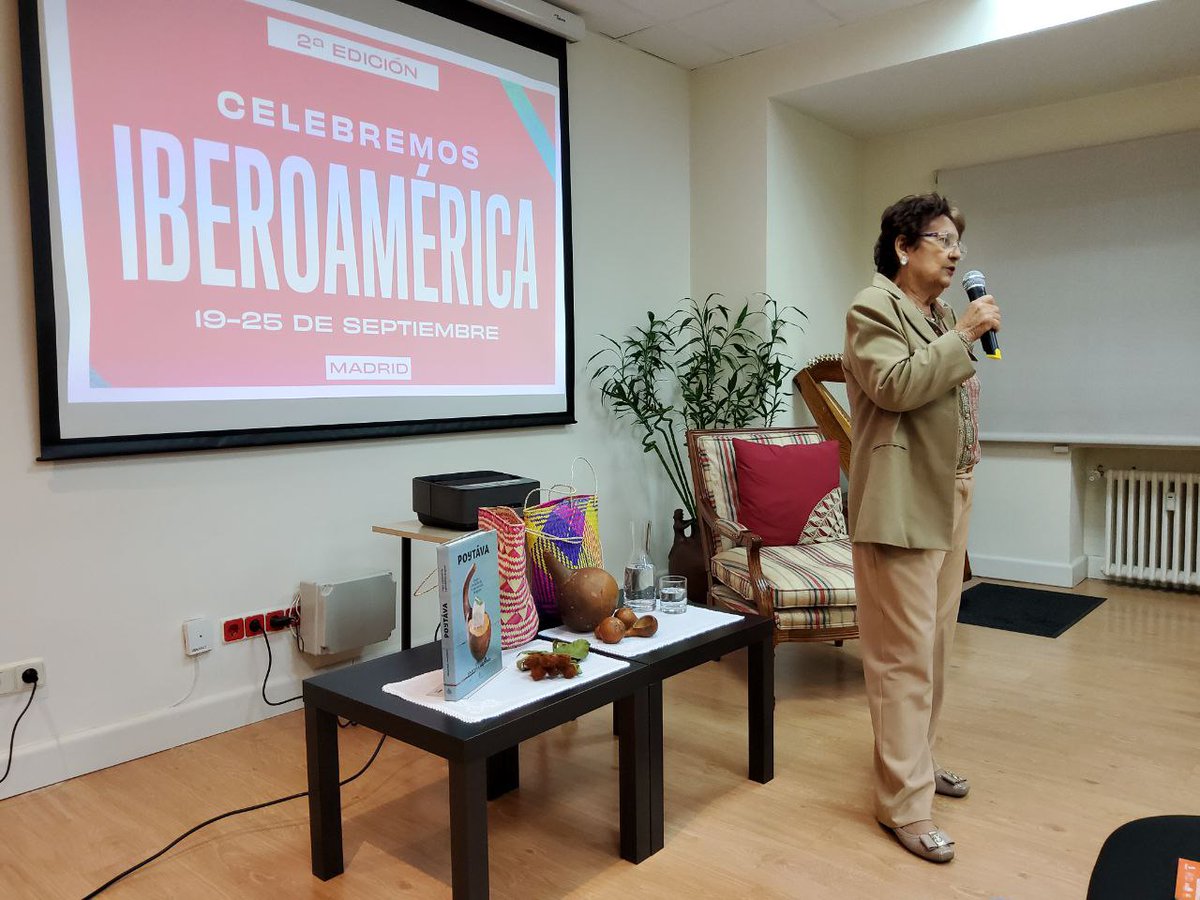 EmbaparEspana's tweet photo. La experta en etnogastronomia y autora del libro #poytáva, Graciela Martínez ya se encuentra en plena charla sobre el Mestizaje gastronómico del Paraguay evento enmarcado en el Festival Celebremos Iberoamericano organizado por @EspacioOEI y las Embajadas Iberoamericanas #cibfest https://t.co/0zhBJYnQUs