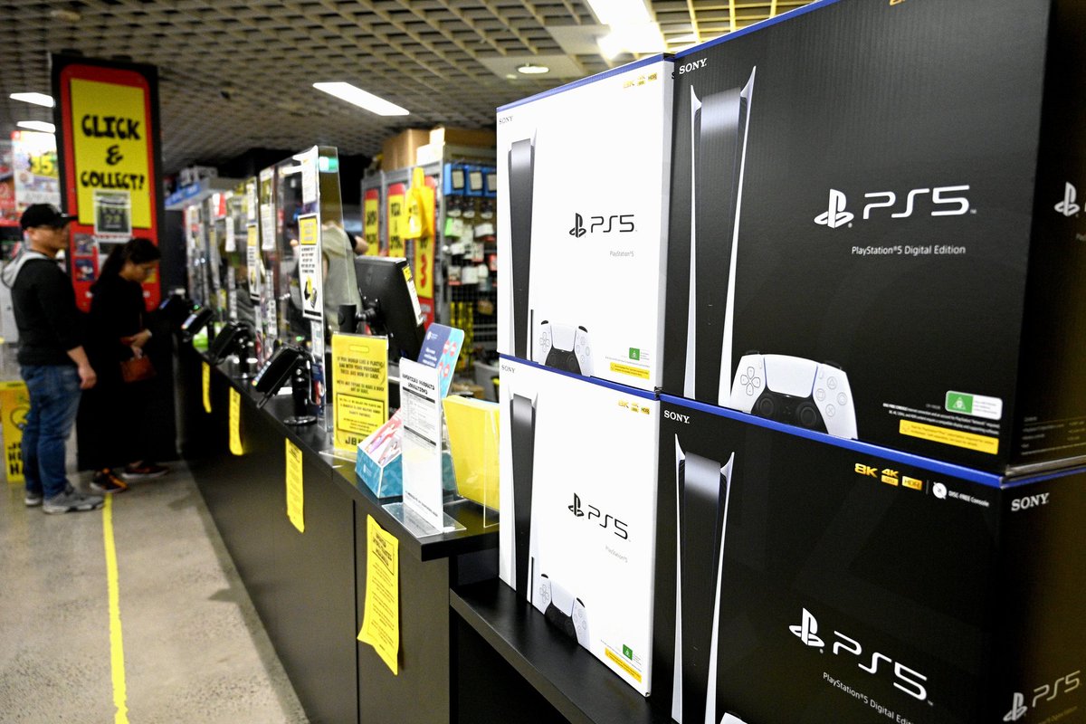 wadorecords's tweet photo. Es una locura que en dentro de 2 meses, #PS5 cumple 2 años y todavía no puedes entrar a una tienda y comprarlo normalmente.....🙄🤦🏻‍♂️ https://t.co/T2ixDlRg0M