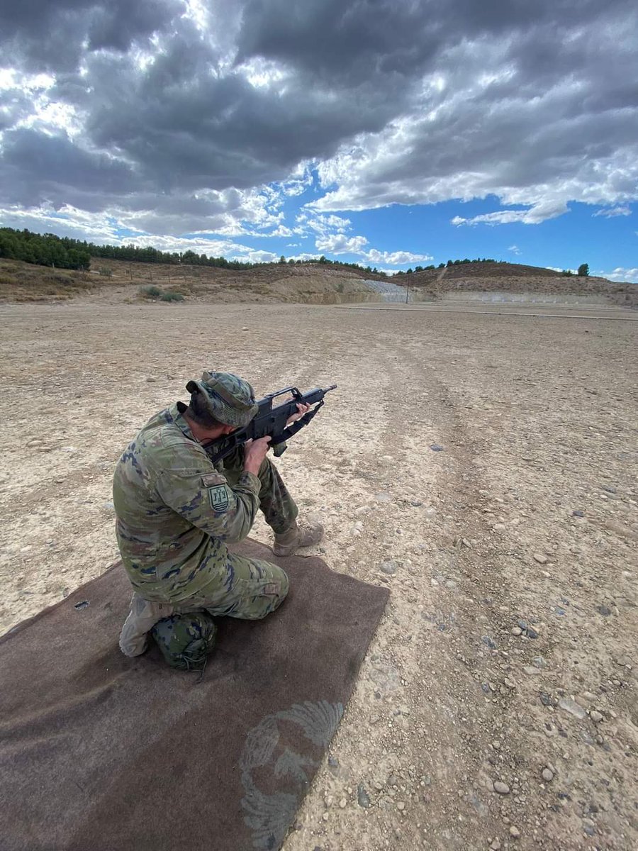 FUTER_ET's tweet photo. Un grupo seleccionado de jinetes del Grupo NUMANCIA del Regimiento de #Caballería #España_11  realizan los ejercicios específicos para su acreditación como tiradores selectos de fusil de asalto. ¡El jinete del España avanza siempre! 
#SomostuEjército. https://t.co/qKGpDyeIS3