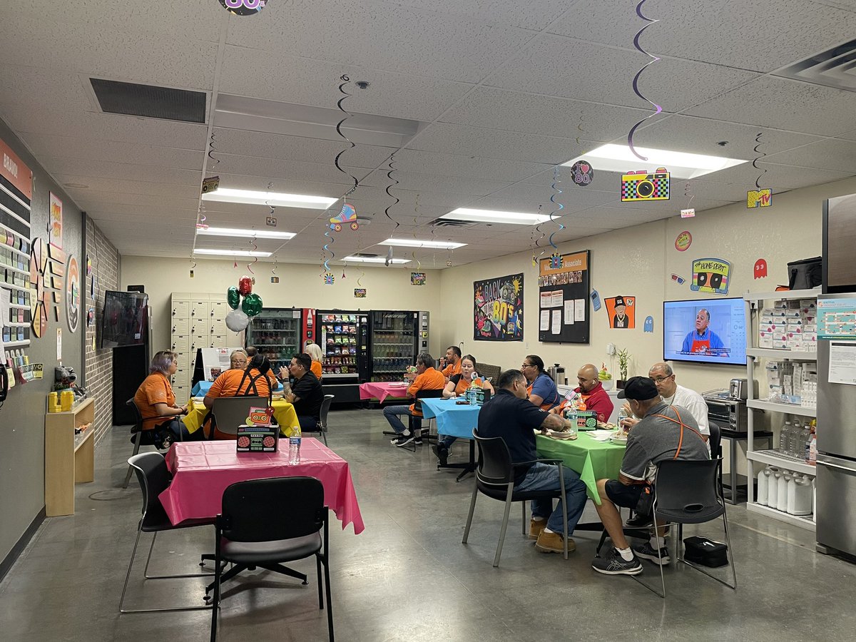 jessicaa1083's tweet photo. Kicking off our Success Sharing w/ our team 1083🎉 Let’s take it back to the 80’s @NoemiCeja4 @Randy_1083 @ruthy_mckenna https://t.co/IB1IuPkKrA