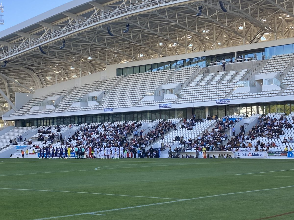 VilleLimoges87's tweet photo. Coup d’envoi du match amical entre @ClermontFoot et @gir0ndins au stade d’honneur de Beaublanc, organisé par @JSLafargeFOOT avec le soutien de la Ville. Vous pouvez suivre la rencontre en direct sur YouTube : https://t.co/gIUy5HmBNn https://t.co/1VF9AK1XKY