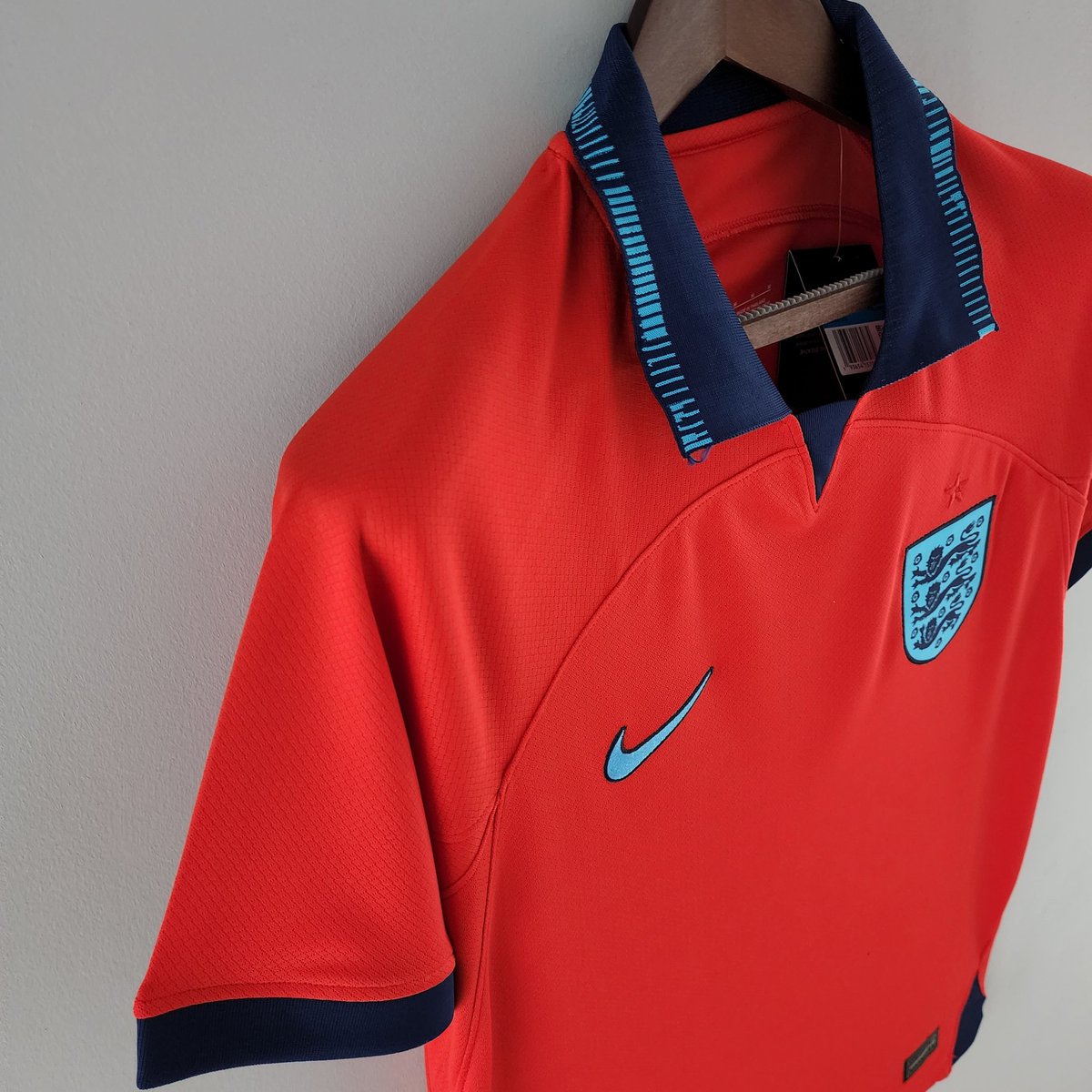 CamisaPesada's tweet photo. 🦁 ENGLISH TEAM!
A nova camisa reserva da Seleção Inglesa traz um estilo bastante clássico com o vermelho como cor predominante chamado de "Challenge Red".

Adquira já:

👕 Inglaterra Away 22/23 
📲 https://t.co/xqCVAfZSap

#camisapesada
#asuafootballstore https://t.co/OMwI4yLPqJ