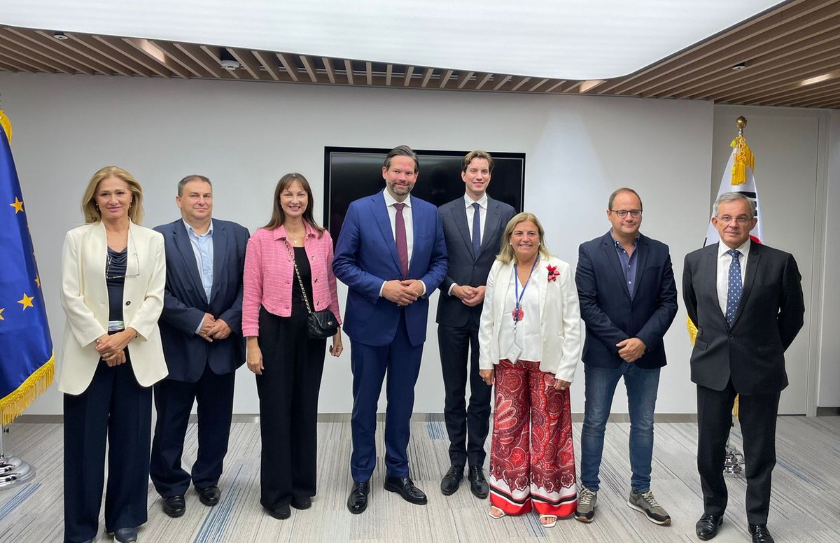 ElenaKountoura's tweet photo. Στα γραφεία της Αντιπροσωπείας της ΕΕ στη Ν.Κορέα μας υποδέχθηκε η Πρέσβης Maria Castillo Fernandez, όπου συζητήσαμε για τις διμερείς σχέσεις, στο πλαίσιο της επίσημης αποστολής μας στη Σεούλ ως μέλη της Αντιπροσωπείας του ΕΚ για τις σχέσεις με την Κορεατική Χερσόνησο #DKOR 🇪🇺🇰🇷 https://t.co/J4XcLnswam
