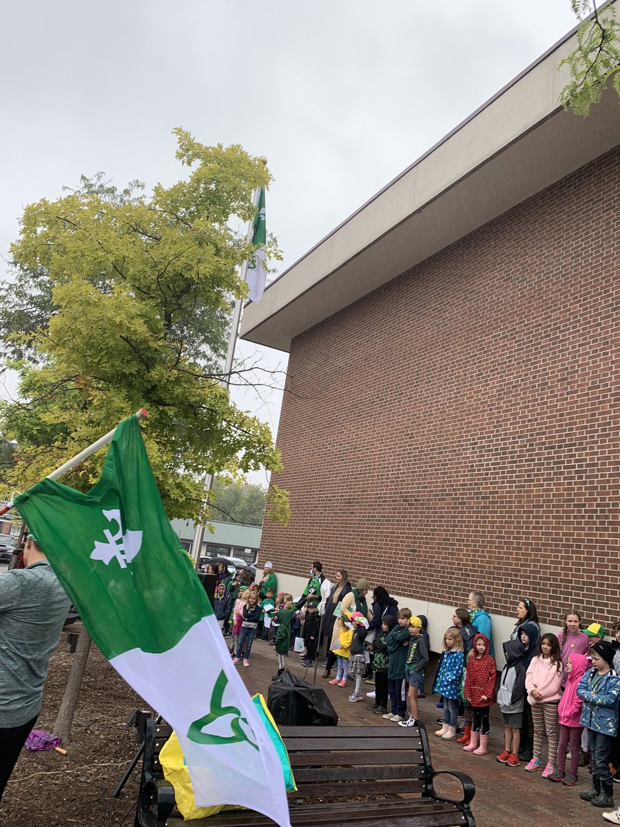 mmetaylorgrace's tweet photo. La pluie n’arrête pas nos célébrations! Toute l’école a assisté à la levée du drapeau ce matin au centre-ville. #Francofier #JournéeFranco #CscProvidence @ECStDSavio https://t.co/dsGBURx4FL