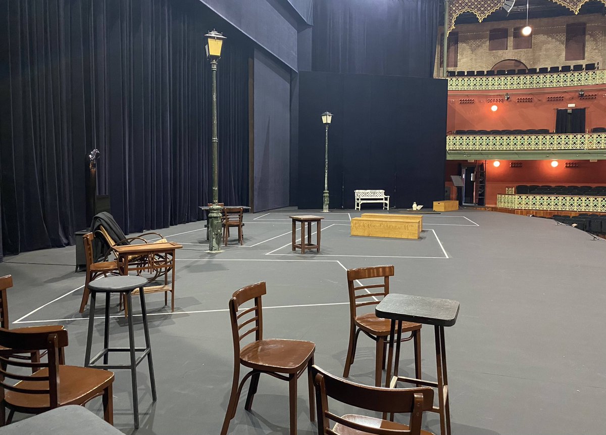 teatrocircomur's tweet photo. Todo listo en el #TeatroCircoMurcia para recorrer, junto a #MaxEstrella, el Madrid “absurdo, brillante y hambriento” que con prosa única describió Valle-Inclán.
🔴 #LucesDeBohemia (lectura dramatizada) - 22 y 23 sep., 20h 🎟INVITACIONES en taquilla -> https://t.co/kvLDNTskTp https://t.co/s6EhsLRFj9