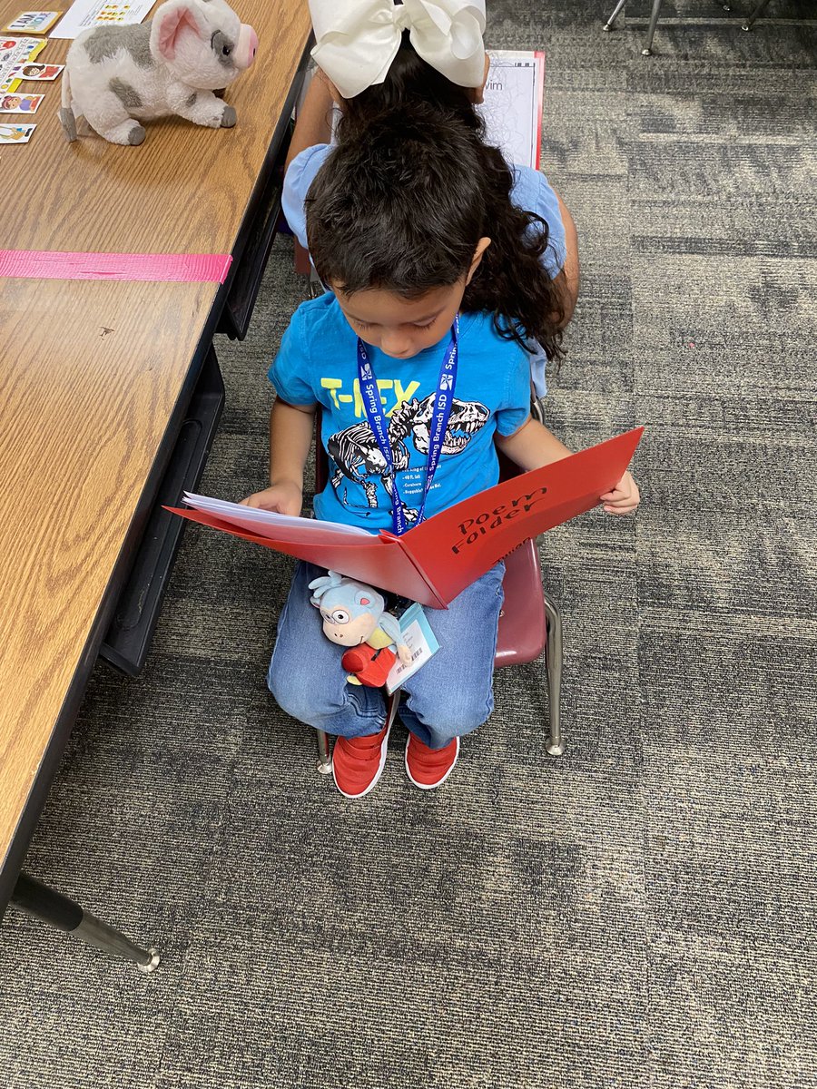 MsRojasBCE's tweet photo. Kindergarten this morning utilizing their poem folder with their favorite “stuffy” 🧸📚#welovereading #readingisfun https://t.co/4gWRvAJdIQ
