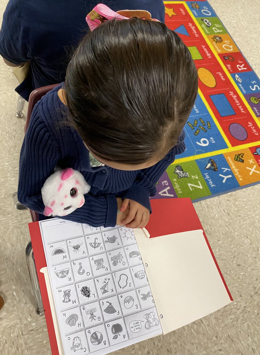 Kindergarten this morning utilizing their poem folder with their favorite “stuffy” 🧸📚#welovereading #readingisfun
