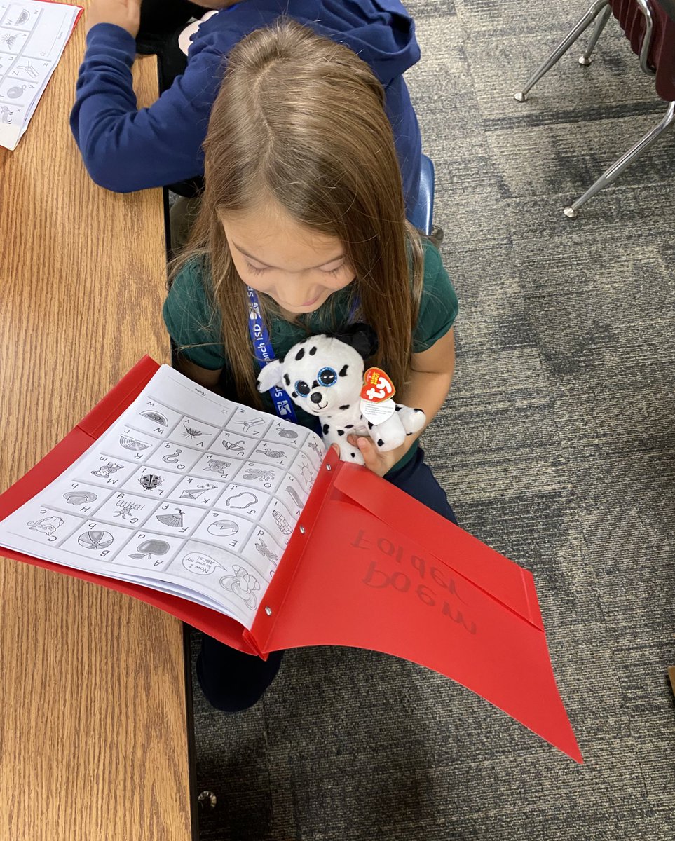 MsRojasBCE's tweet photo. Kindergarten this morning utilizing their poem folder with their favorite “stuffy” 🧸📚#welovereading #readingisfun https://t.co/4gWRvAJdIQ