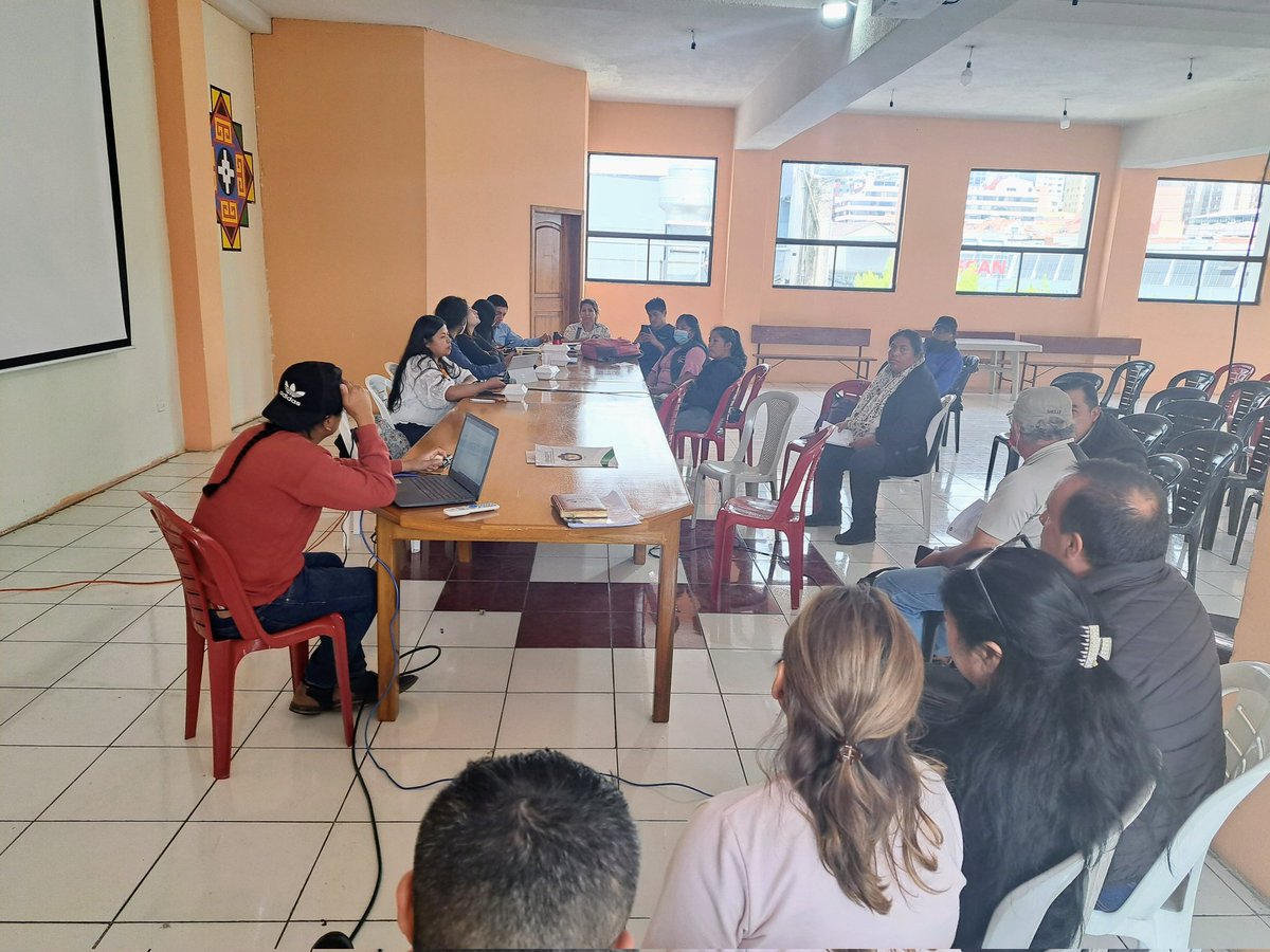 Reaccion_Ec's tweet photo. 📄En el marco de la defensa de los derechos laborales, el colectivo @Reaccion_Ec participó del taller previo a la construcción de la propuesta de la Mesa Empleo y Derechos Laborales de la @CONAIE_Ecuador 
a quienes agradecemos el espacio para el personal de salud🥼🚑. https://t.co/9x2mwdNMjk