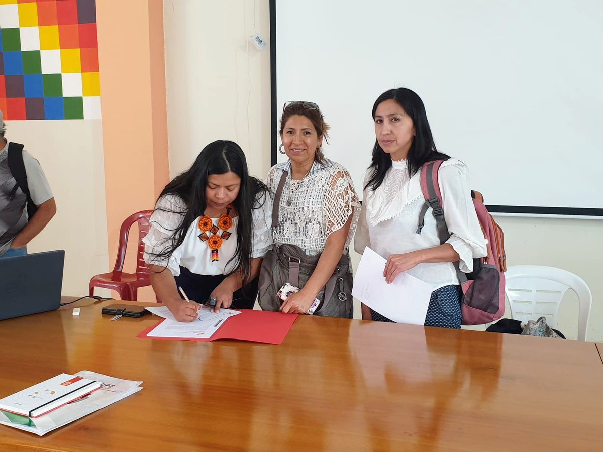 Reaccion_Ec's tweet photo. 📄En el marco de la defensa de los derechos laborales, el colectivo @Reaccion_Ec participó del taller previo a la construcción de la propuesta de la Mesa Empleo y Derechos Laborales de la @CONAIE_Ecuador 
a quienes agradecemos el espacio para el personal de salud🥼🚑. https://t.co/9x2mwdNMjk