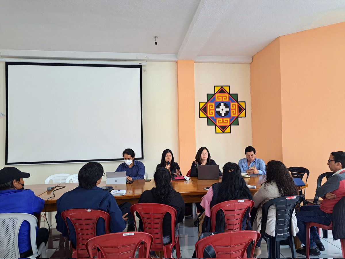 Reaccion_Ec's tweet photo. 📄En el marco de la defensa de los derechos laborales, el colectivo @Reaccion_Ec participó del taller previo a la construcción de la propuesta de la Mesa Empleo y Derechos Laborales de la @CONAIE_Ecuador 
a quienes agradecemos el espacio para el personal de salud🥼🚑. https://t.co/9x2mwdNMjk